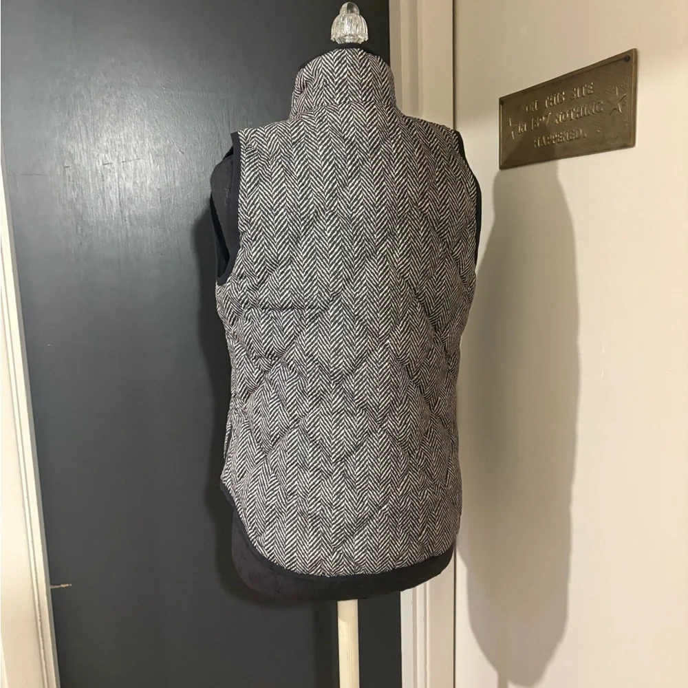J. Crew Black and White Herringbone Puffer Vest 💜